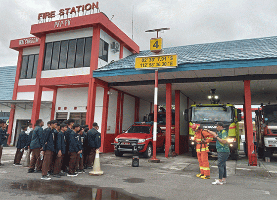 Siswa SMP Islam Terpadu Arafah Sampit saat melakukan kegiatan parent teaching di Bandara H Asan Sampit Sabtu 25 Februari 2023.