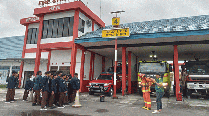 Siswa SMP Islam Terpadu Arafah Sampit saat melakukan kegiatan parent teaching di Bandara H Asan Sampit Sabtu 25 Februari 2023.