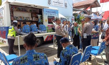 Siswa siswi SMPN 11 Sampit membaca buku di mobil Satlantas Polres Kotim yang disediakan di Kampung Tertib Lalu Lintas Baamang Kamis 23 Februari 2023