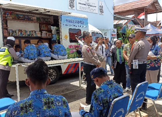 Siswa siswi SMPN 11 Sampit membaca buku di mobil Satlantas Polres Kotim yang disediakan di Kampung Tertib Lalu Lintas Baamang Kamis 23 Februari 2023