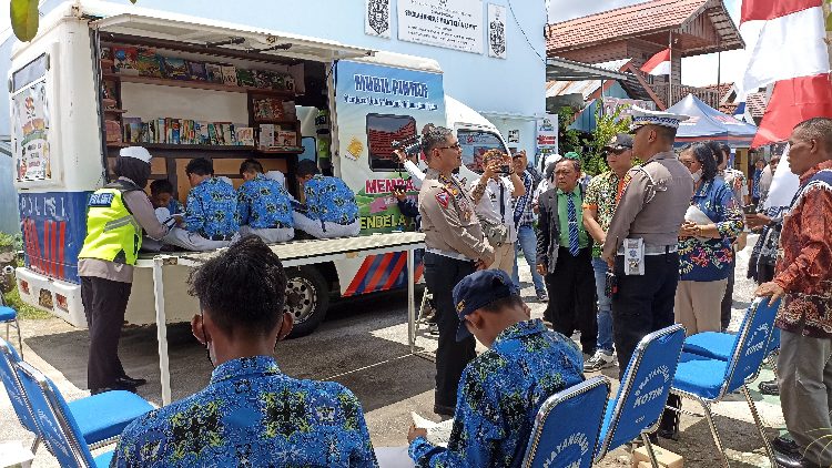 SMP Negeri 11 Sampit Tingkatkan Minat Literasi Siswanya di Mobil Pintar Satlantas