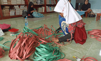 Siswi peserta Seleksi FLS2N Tingkat Kecamatan Baamang sedang berkonsentrasi lomba menganyam di SDN 4 Baamang Hilir Kamis 9 Februari 2023.