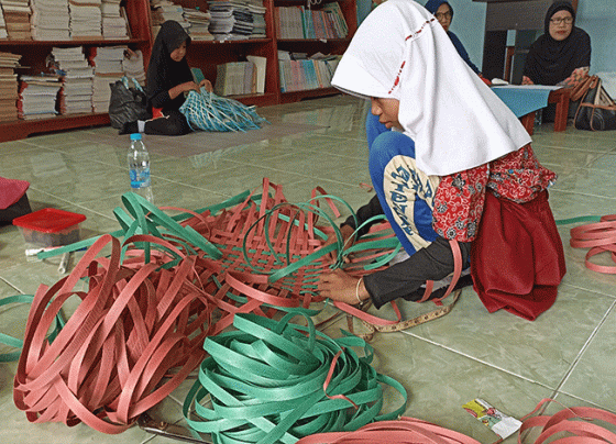 Siswi peserta Seleksi FLS2N Tingkat Kecamatan Baamang sedang berkonsentrasi lomba menganyam di SDN 4 Baamang Hilir Kamis 9 Februari 2023.