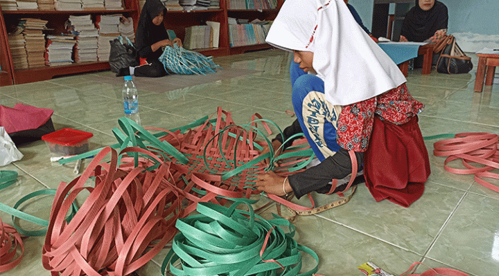 Siswi peserta Seleksi FLS2N Tingkat Kecamatan Baamang sedang berkonsentrasi lomba menganyam di SDN 4 Baamang Hilir Kamis 9 Februari 2023.