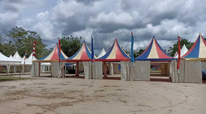 Stand stand bazar UMKM yang sudah mulai dipersiapkan untuk memeriahkan MTQ ke 52 Kecamatan Baamang di Stadion 29 November Sampit Jumat 24 Februari 2023