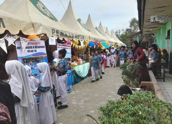 Suasana Bazar P5 yang menampilkan produk hasil kreativitas siswa SDN 6 Ketapang Sampit Sabtu 25 Februari 2023