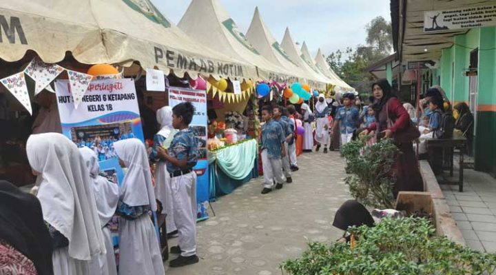 Suasana Bazar P5 yang menampilkan produk hasil kreativitas siswa SDN 6 Ketapang Sampit Sabtu 25 Februari 2023