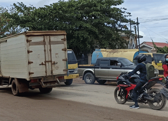 Suasana Jalan Jenderal Sudirman Sampit Km 4 saat ada perbaikan jalan di Km 3 pada 30 Januari 2023.