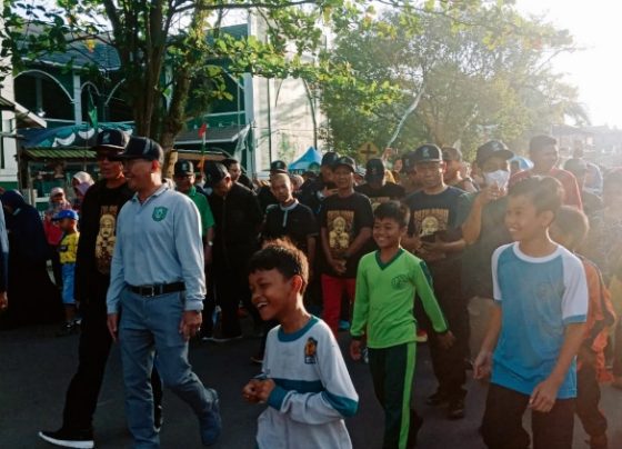 Suasana Jalan Sehat Peringatan Harlah 1 Abad NU titik start dan finishnya Gedung PC NU Kotim Jalan S. Parman Sampit Minggu 19 Februari 2023