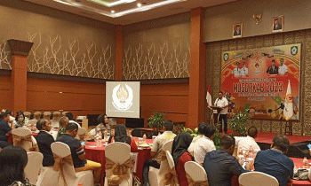 Suasana Ketua Harian KONI Kalteng berdiri di mimbar pada Musyawarah Olahraga Kabupaten Musorkab Kotawaringin Timur Sabtu 4 Februari 2023.