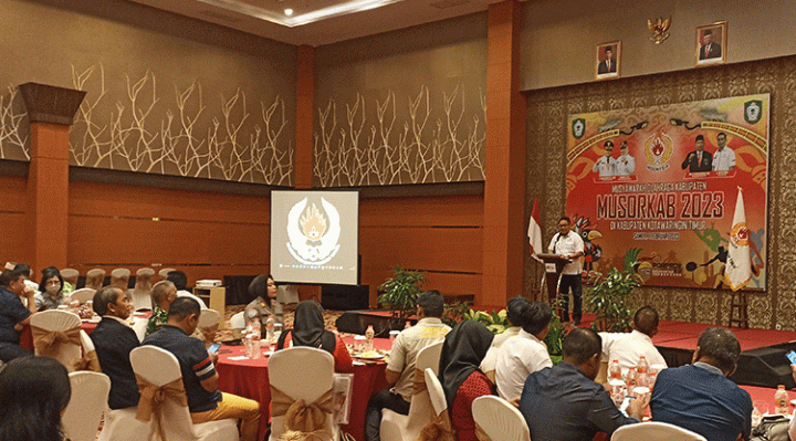 Suasana Ketua Harian KONI Kalteng berdiri di mimbar pada Musyawarah Olahraga Kabupaten Musorkab Kotawaringin Timur Sabtu 4 Februari 2023.