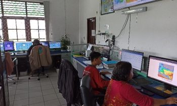 Suasana Monitoring Para Petugas Stasiun BMKG Kotim Bandara H. Asan Sampit Kamis 2 Februari 2023.