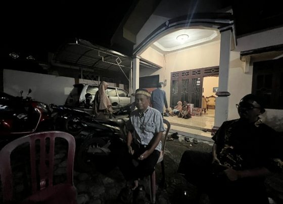 Suasana di kediaman duka almarhum H Zulkansyah mantan Ketua DPRD Kotim di Jalan Hasan Mansyur Baamang Selasa malam 7 Februari 2023. 1