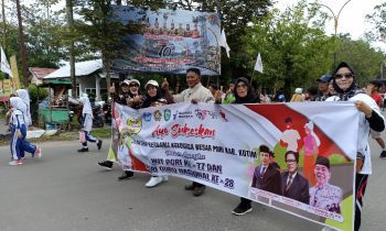 Suasana jalan sehat PGRI Kotim saat para peserta hendak mencapai garis finish di Taman Kota Sampit Minggu 5 Februari 2023.