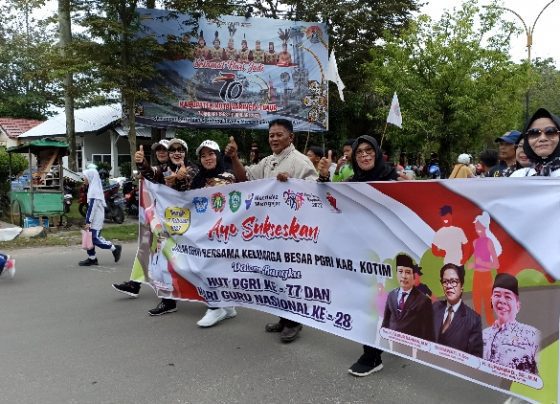 Suasana jalan sehat PGRI Kotim saat para peserta hendak mencapai garis finish di Taman Kota Sampit Minggu 5 Februari 2023.