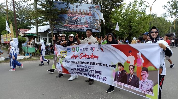 Suasana jalan sehat PGRI Kotim saat para peserta hendak mencapai garis finish di Taman Kota Sampit Minggu 5 Februari 2023.
