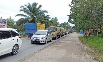 Suasana kemacetan panjang akibat pengaspalan Jalan Jenderal Sudirman KM 3 depan Samsat Sampit Senin 13 Februari 2023