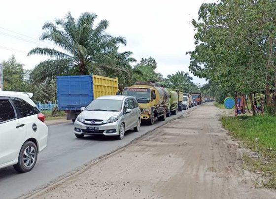 Suasana kemacetan panjang akibat pengaspalan Jalan Jenderal Sudirman KM 3 depan Samsat Sampit Senin 13 Februari 2023