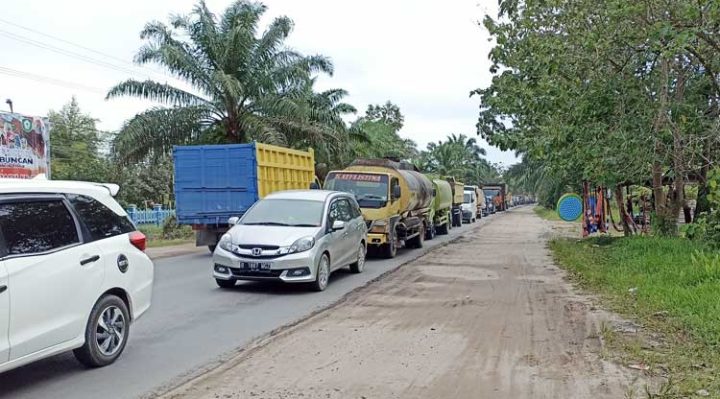 Suasana kemacetan panjang akibat pengaspalan Jalan Jenderal Sudirman KM 3 depan Samsat Sampit Senin 13 Februari 2023
