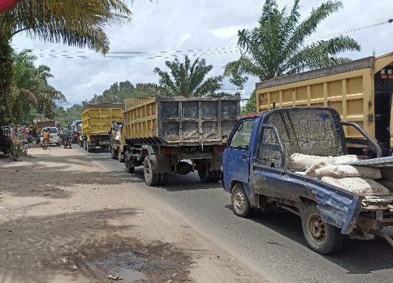 Suasana kemacetan yang terus memanjang hingga sekitar 5 km akibat pengaspalan Jalan Jenderal Sudirman KM 3 depan Samsat Sampit Senin 13 Februari 2023