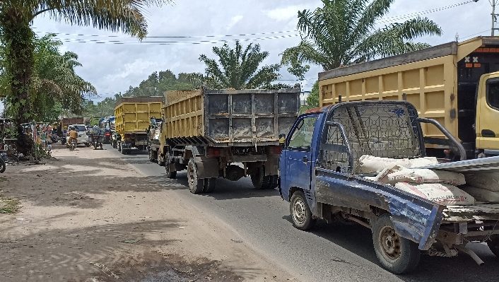 Suasana kemacetan yang terus memanjang hingga sekitar 5 km akibat pengaspalan Jalan Jenderal Sudirman KM 3 depan Samsat Sampit Senin 13 Februari 2023