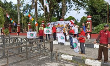 Suasana persiapan acara jalan sehat keluarga Sekretariat PGRI Kotim di Taman Kota Sampit Sabtu 4 Februari 2023.