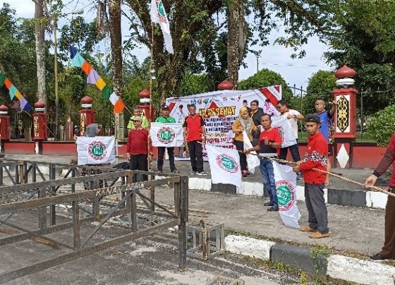 Suasana persiapan acara jalan sehat keluarga Sekretariat PGRI Kotim di Taman Kota Sampit Sabtu 4 Februari 2023.