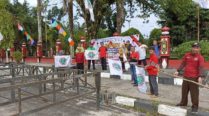 Suasana persiapan acara jalan sehat keluarga Sekretariat PGRI Kotim di Taman Kota Sampit Sabtu 4 Februari 2023.