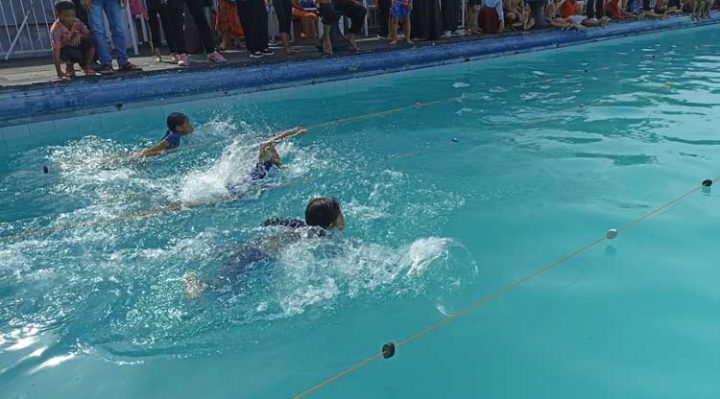 Suasana pertandingan O2SN cabor renang puteri di fasilitas kolam renang Hotel Wella Jl. Tjilik Riwut Baamang Sampit Rabu 8 Februari 2023.
