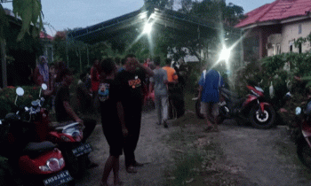 Suasana rumah duka Almarhum Siswa SMK saat prosesi pemakaman di Kecamatan Mentawa Baru Ketapang Sampit Selasa malam 7 Februari 2023.