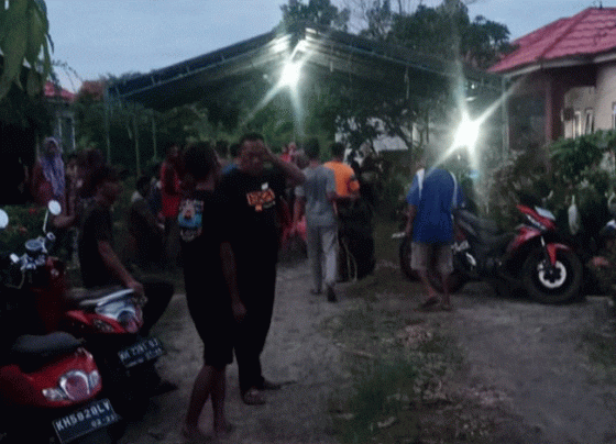 Suasana rumah duka Almarhum Siswa SMK saat prosesi pemakaman di Kecamatan Mentawa Baru Ketapang Sampit Selasa malam 7 Februari 2023.