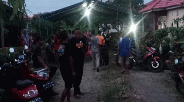 Suasana rumah duka Almarhum Siswa SMK saat prosesi pemakaman di Kecamatan Mentawa Baru Ketapang Sampit Selasa malam 7 Februari 2023.