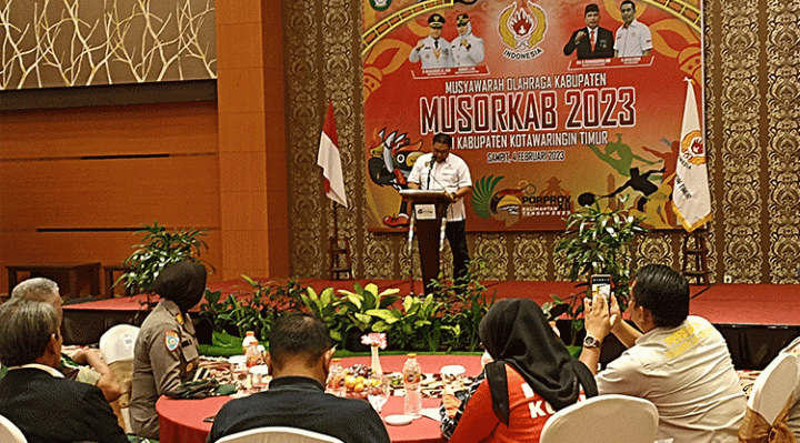 Suasana saat Ketua Harian KONI Kalteng berdiri di mimbar pada Musyawarah Olahraga Kabupaten Musorkab Kotawaringin Timur Sabtu 4 Februari 2023.