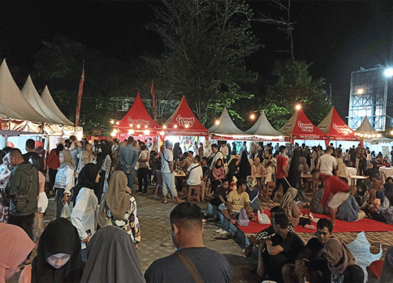 Suasana stand UMKM Kuliner pilihan ramaikan Hola Food Fest Sampit di Museum Kayu Jalan S. Parman Sampit Jumat 17 Februari 2023.