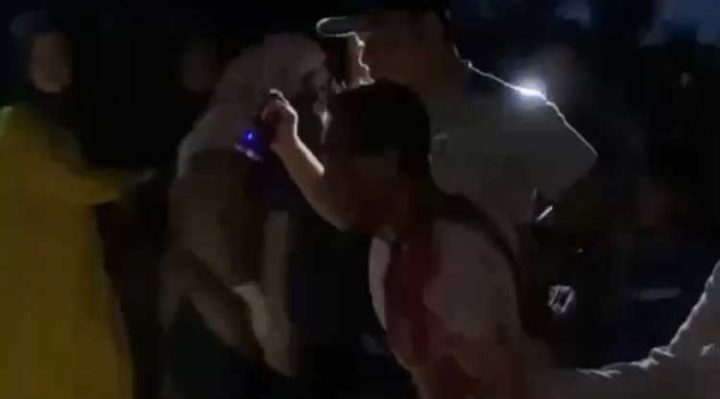 Tersangka penusukan istri di Mentaya Hulu saat diamankan warga dan keluarga korban