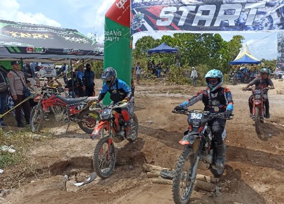 Tiga rider dari ratusan rider memulai track pada Latber MAT Sampit di Jalan Jenderal Sudirman KM 7 Sampit Minggu 19 Februari 2023
