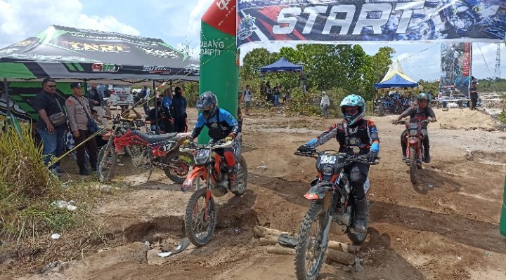Tiga rider dari ratusan rider memulai track pada Latber MAT Sampit di Jalan Jenderal Sudirman KM 7 Sampit Minggu 19 Februari 2023