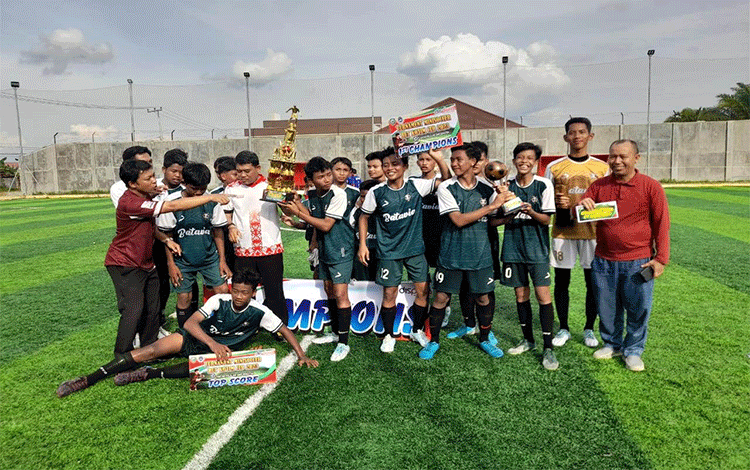 Menang Telak 6-1 di Final, SMPN 2 Sampit Juarai Turnamen Mini Soccer