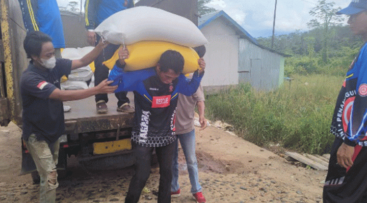 Tim dari Dinsos Pulang Pisau menyalurkan bantuan beras di Pulang Pisau.