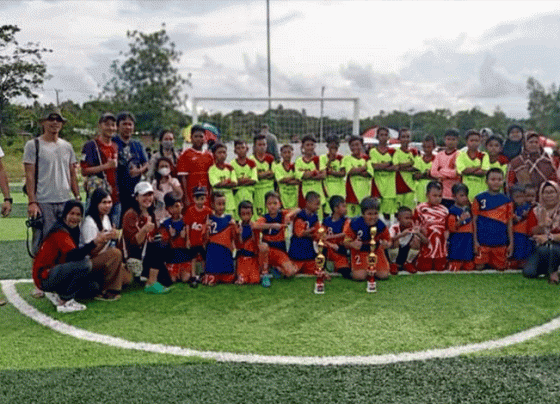 Tim sepak bola dari SDN 4 Katingan Hilir foto bersama usai meraih juara pertama kategori kelas 1 3 dan kelas 4 6 pada turnamen sepak bola mini di Lapangan MCP Kereng Humbang Kasongan.