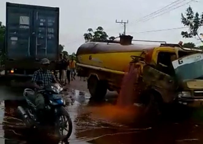 Tabrakan dengan Truk Kontainer, Truk CPO Bocor, Minyak Meluber ke Jalan