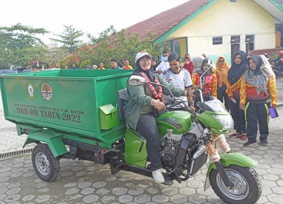 Wabup Kotim Irawati mencoba mengendarai motor roda tiga pengangkut sampah yang diserahkan kepada SDN 3 MB Hulu Jumat 3 Februari 2023