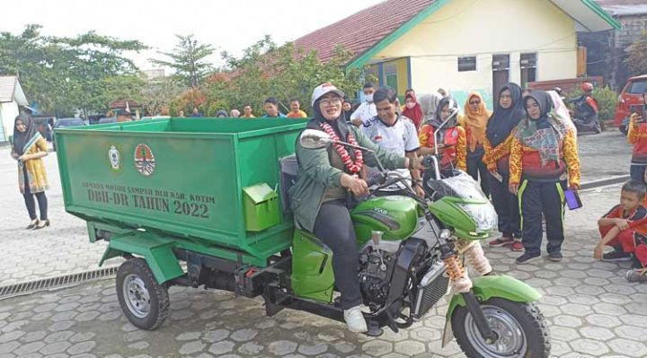 Wabup Kotim Irawati mencoba mengendarai motor roda tiga pengangkut sampah yang diserahkan kepada SDN 3 MB Hulu Jumat 3 Februari 2023