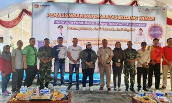 Wabup Kotim Irawati saat berfoto bersama saat Gemapatas di Kelurahan Baamang Hilir Kecamatan Baamang Jumat 3 Februari 2023.