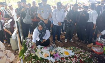 Wabup Kotim Irawati saat memberikan bunga pada Prosesi Upacara Pemakaman Mendiang Camat Telawang Siagano Rabu 1 Februari 2023.