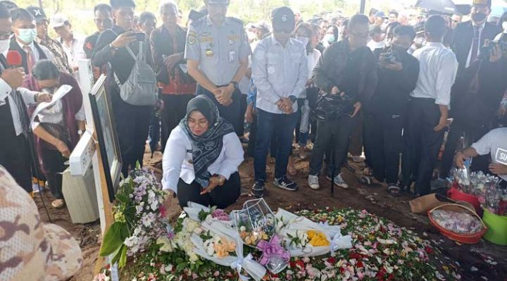 Wabup Kotim Irawati saat memberikan bunga pada Prosesi Upacara Pemakaman Mendiang Camat Telawang Siagano Rabu 1 Februari 2023.