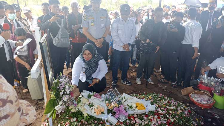 Jenazah Mendiang Camat Telawang Siagano Dimakamkan