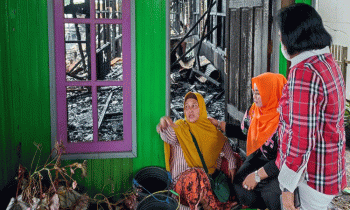 Wakil Bupati Kotim Irawati dan Ketua DPRD Kotim Rinie mengunjungi salah satu korban kebakaran di Kelurahan Baamang Hulu Kecamatan Baamang Kabupaten Kotawaringin Timur Minggu 26 Februari 2023.