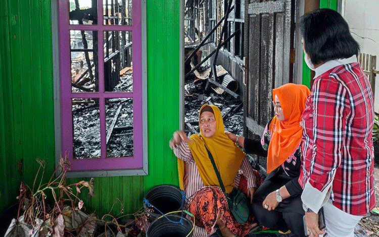 Irawati Beri Bantuan Korban Kebakaran Baamang Hulu