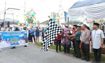 Wakil Bupati Kotim Irawati saat melepas peserta pawai taaruf MTQ Kecamatan MB Ketapang Kamis pagi 23 Februari 2023.